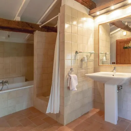 Three-bedroom Holiday In -pg- Morra